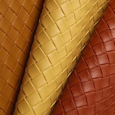 নরম এবং টেকসই এমবসড ওয়েভেন হ্যান্ডব্যাগ পিভিসি ফ্যাক্স লেদার ফ্যাব্রিক