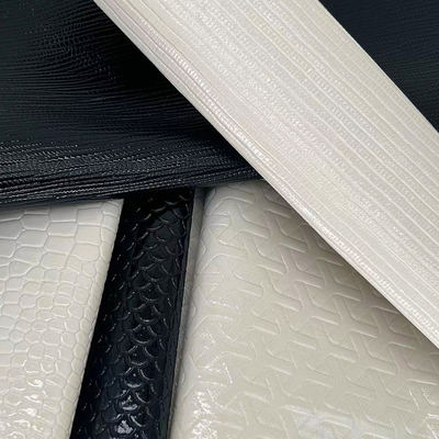 পিভিসি সিন্থেটিক চামড়া ফোন কেস আসবাবপত্র কারুশিল্প সোফার জন্য জলরোধী আস্তরণের সাথে ঝলকানি ঝলকানি এমবসড স্টাইল