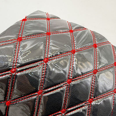 কাস্টম কুইলটেড পিভিসি চামড়া কার ফুট ম্যাট 4.6 মিমি ফেনা প্যাডিং সহ পুরু প্রসারিত ফিট এমবসড ব্রোডারেড কার সিট ব্যাগের জন্য সোফা